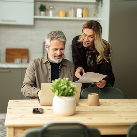 Cotiser au REER de son conjoint : oui ou non?